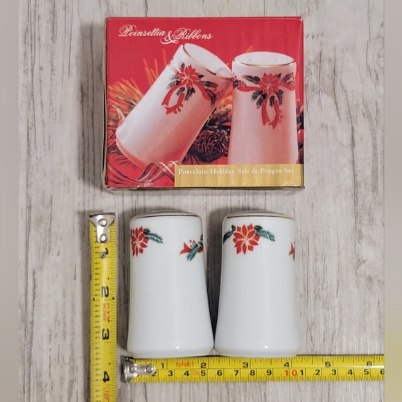 Poinsettia & Ribbons Salt & Pepper Porcelain Shaker Set 3.5" Tall VTG Christmas - Picture 7 of 16